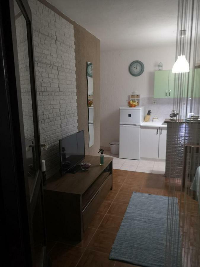 Apartmani Sarm Vir Eksteriør billede